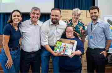  Alunos das Apaes do Paraná começam a receber kits com materiais escolares